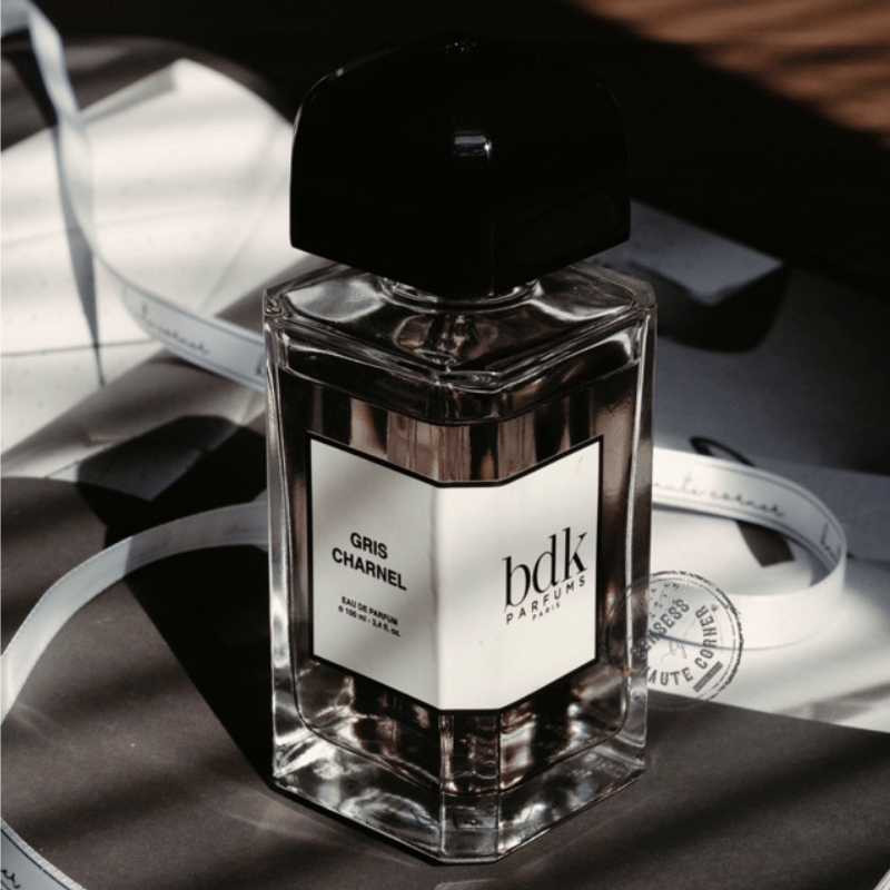 Thiết kế chai nước hoa BDK Parfums Gris Charnel EDP – Chai thủy tinh trong suốt với nắp đen sang trọng